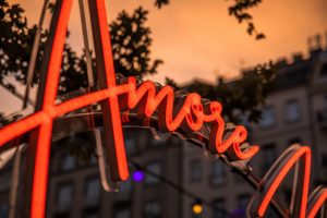 led neon világítás piazza budapest kiosk bepro felirat reklám